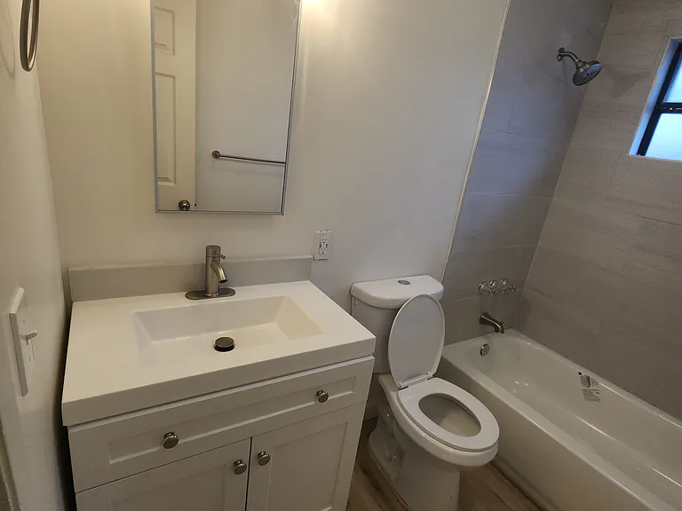 111 Marion Ave #B — Photo 7