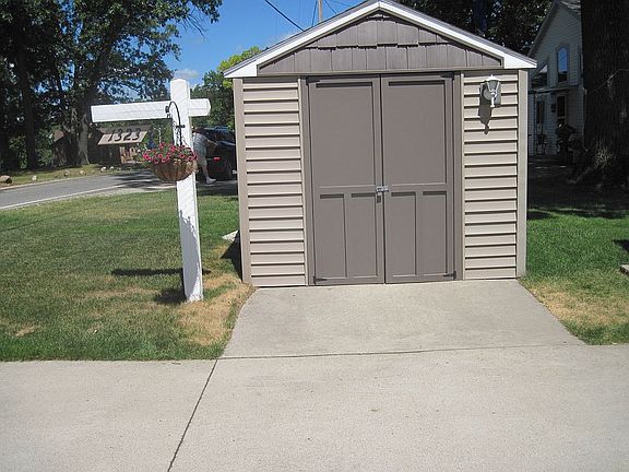 3rd image of 1323 E Hess Lake Dr