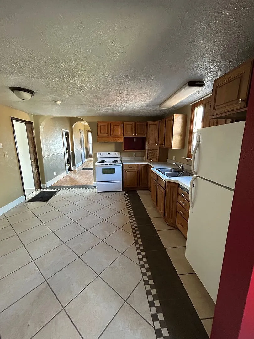 1115 W Woodman — Photo 4