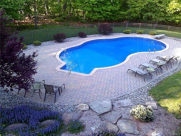 3rd image of 11 Cutler Ct
