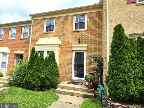 9731 Lakepointe Dr, Burke, VA 22015