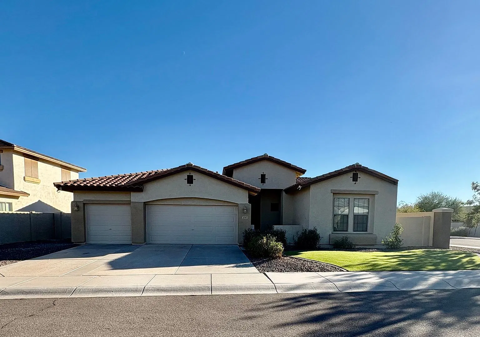 Available Now - Large Renovated Home In Shadow Ridge With Lovely Private Pool — Photo 2