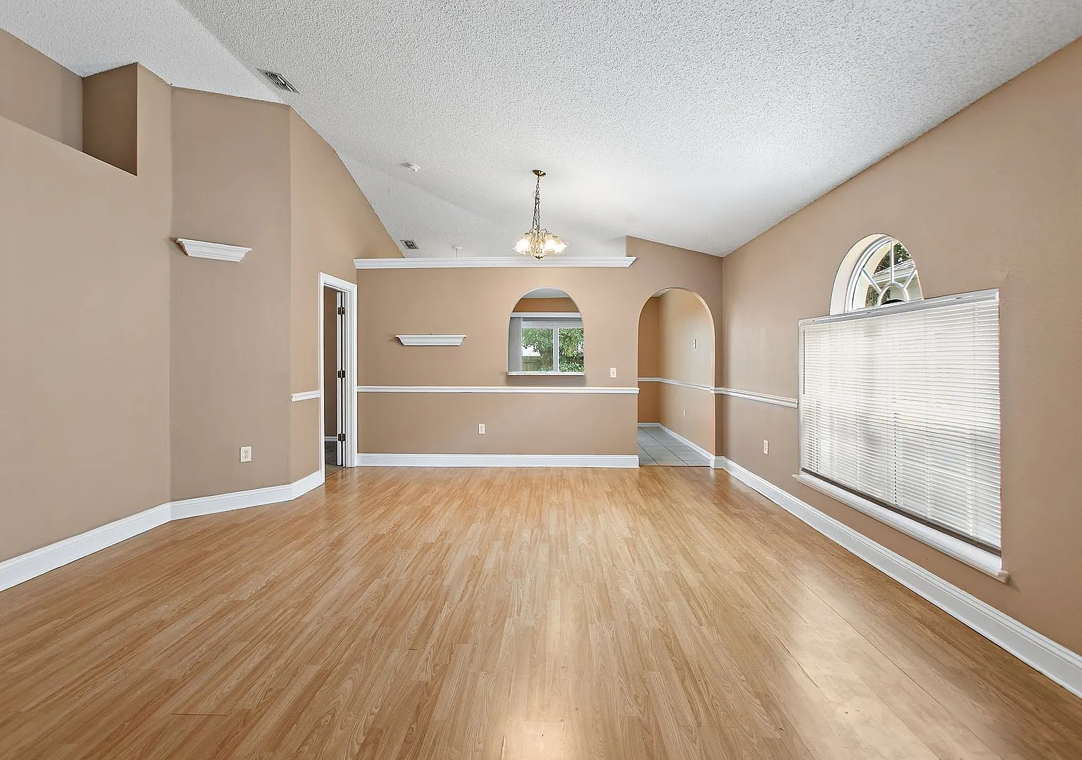 Spacious 3/2 in Arlington — Photo 4