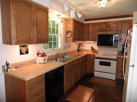 2nd image of 1593 Carriage Hill Dr