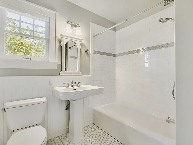 1522 E Howe St — Photo 18