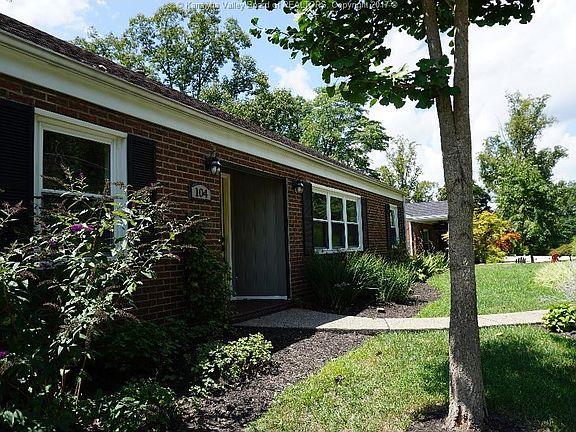 3rd image of 104 Sheridan Cir