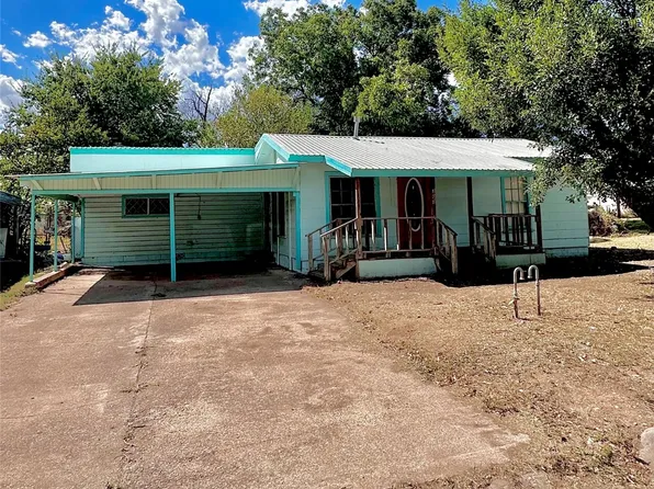 303 N Cryer St, Winters, TX 79567