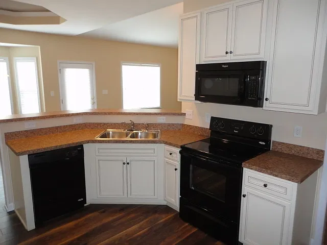 3 bed, 2.0 bath, 1560 sqft, $2,095 — Photo 2
