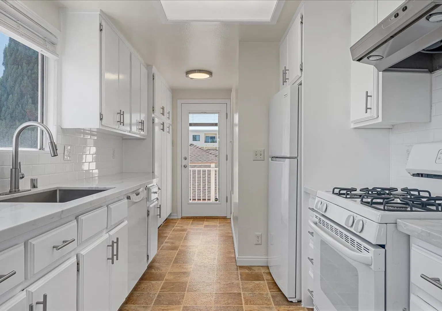 Beautiful Second Floor Apartment! — Photo 4