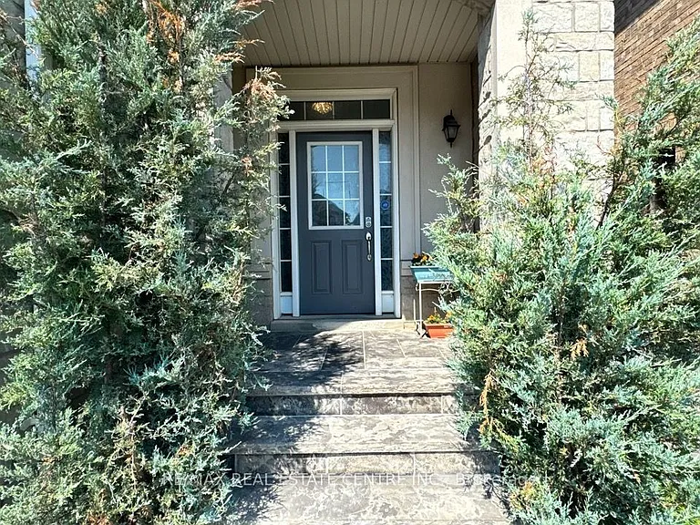 13 Alister Dr #MAIN UPPER — Photo 3