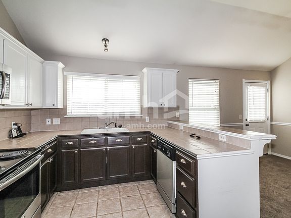 3rd image of 4009 Queens Dr