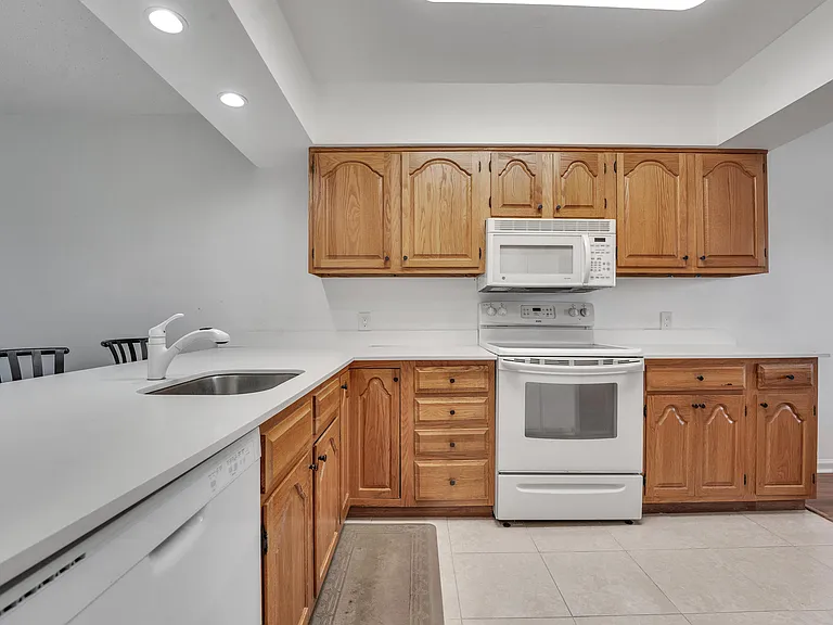 3075 Gardens East Dr #24 — Photo 8