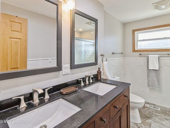 4th image of 712 S Braintree Dr