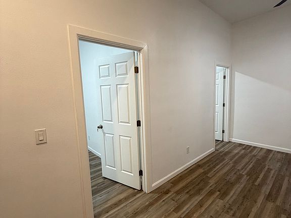 3rd image of 924 E 9th St