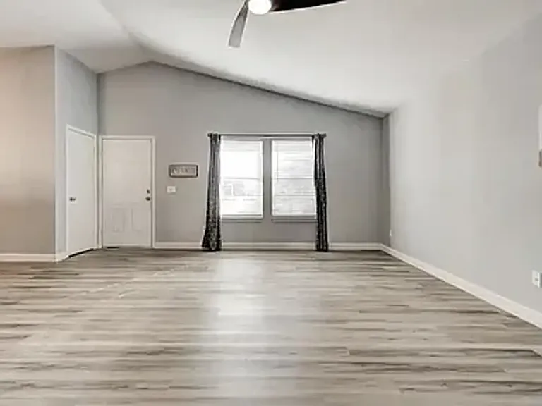 18637 Piedra Dr — Photo 2