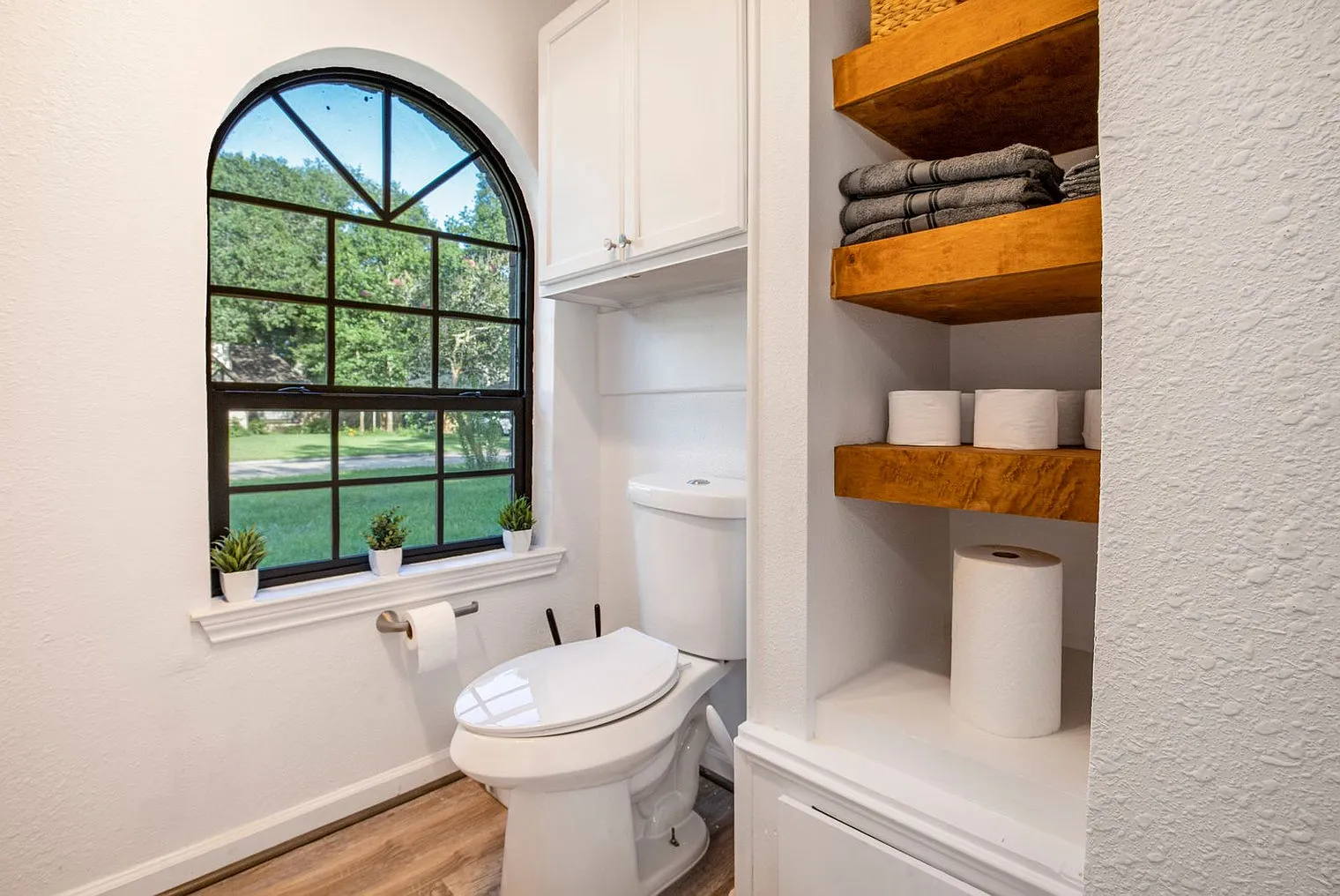 3 bed, 2.0 bath, 2045 sqft, $4,583 — Photo 4