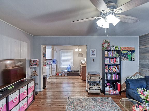 4th image of 807 Dakota St