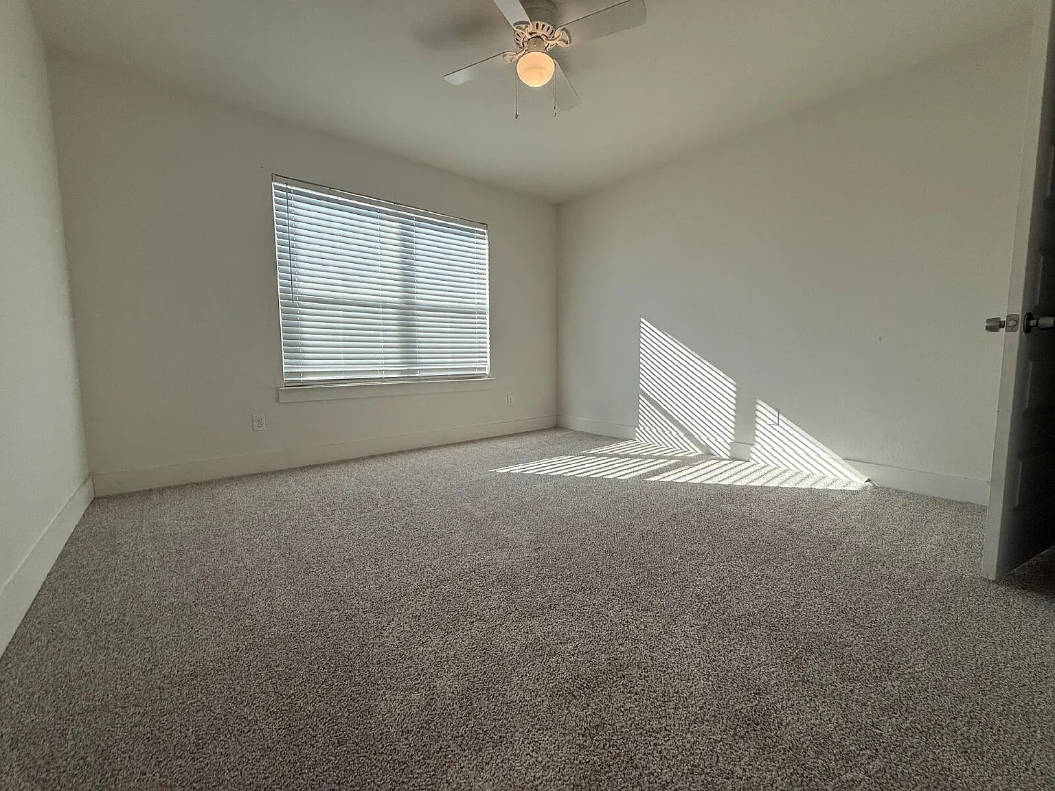 4 bed, 2.5 bath, 1683 sqft, $1,695 — Photo 2