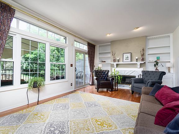 4th image of 1634 Castle Hill Ln