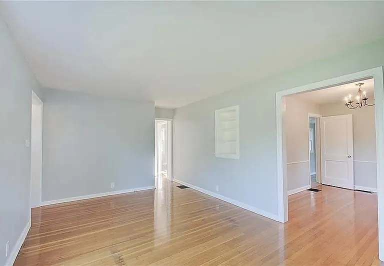 702 W 42nd St — Photo 5