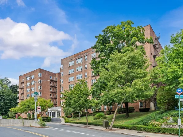 629 Kappock Street image 1 of 19