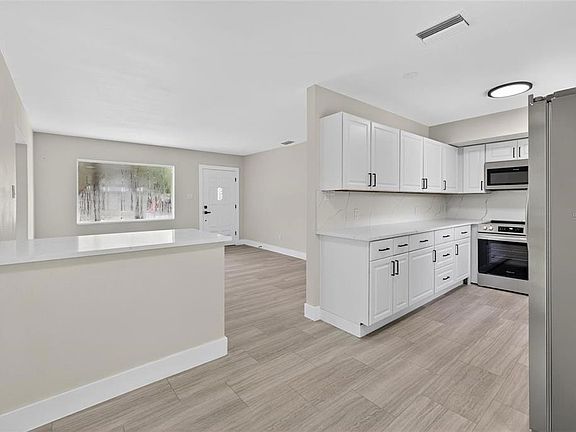 5th image of 413 Country Club Dr