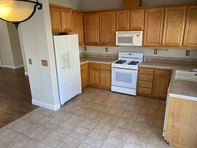 490 Briarwood Dr — Photo 6