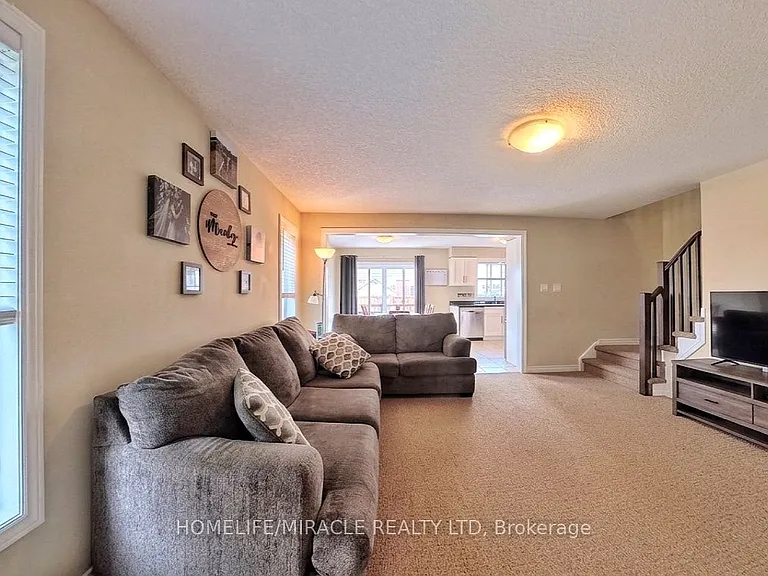 11 Sandybay Ave — Photo 6