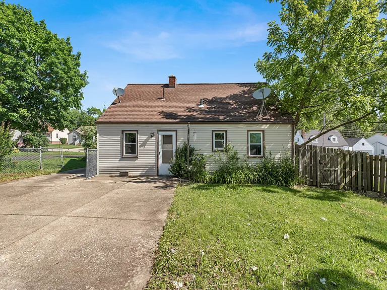 610 Elm St — Photo 2