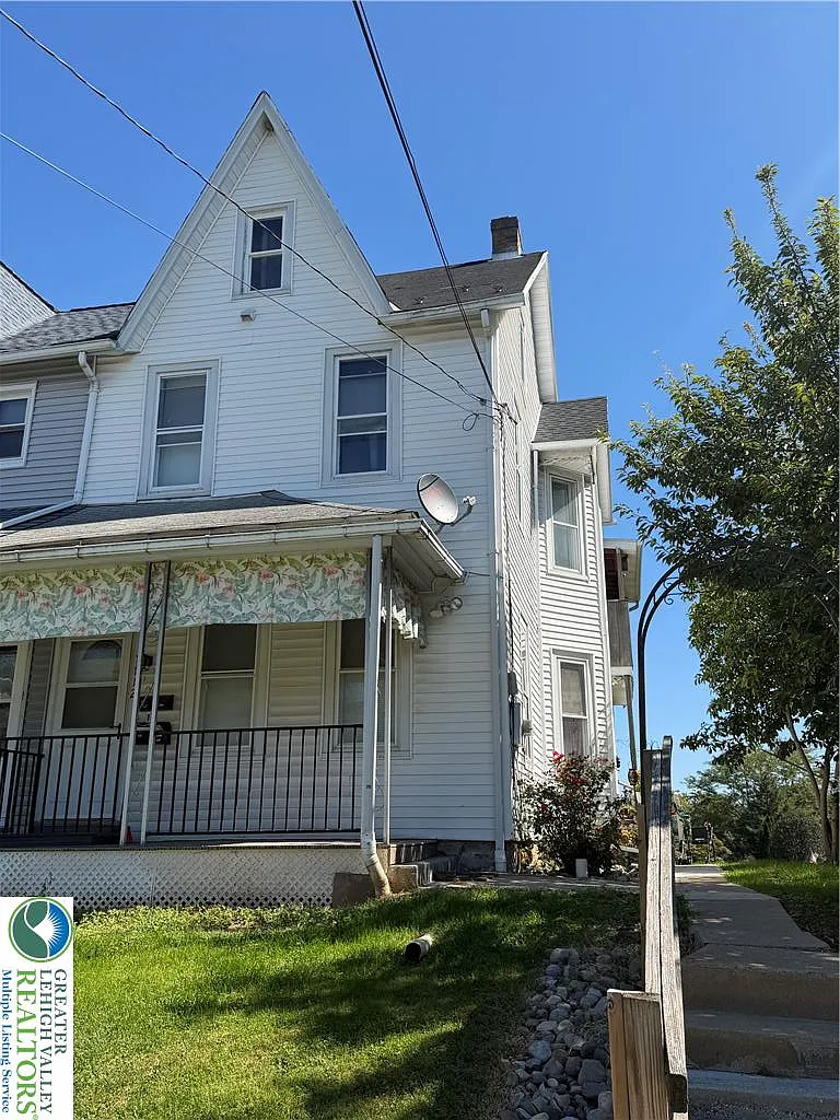 2 bed, 1.0 bath, 965 sqft, $1,650 — Photo 1