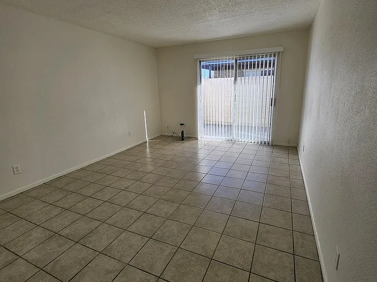 521 Palomas Dr SE #A — Photo 10