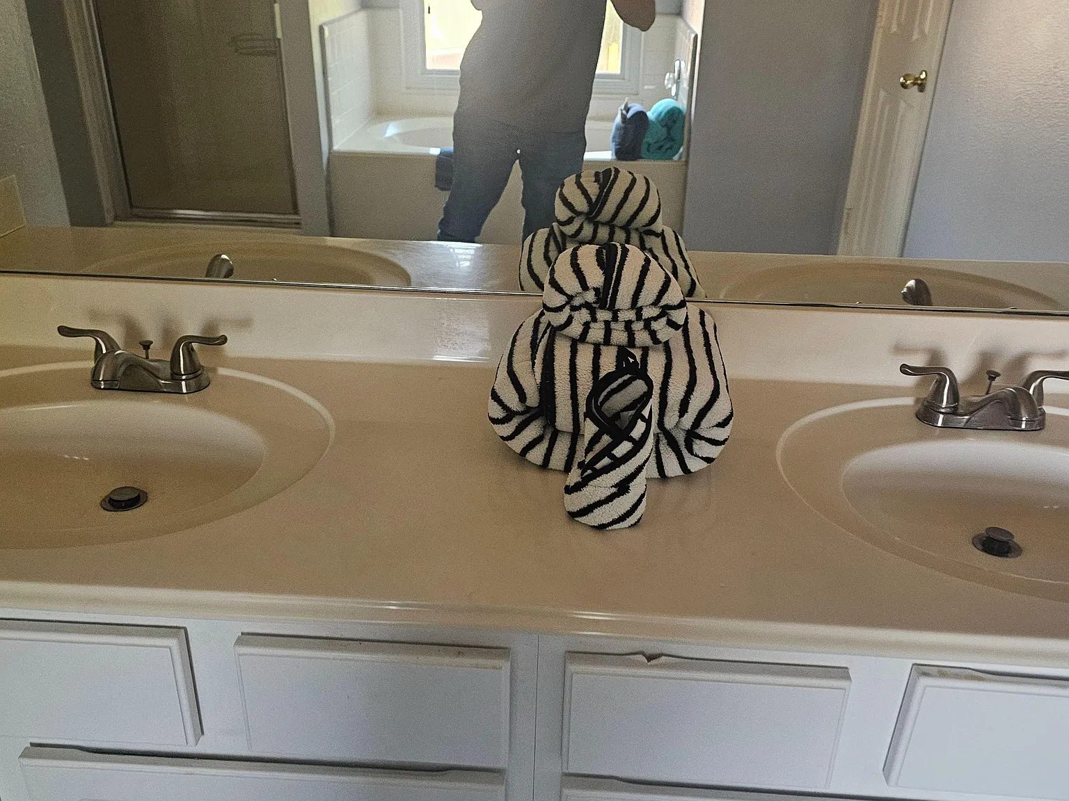 4 bed, 2.5 bath, 2444 sqft, $1,819 — Photo 4