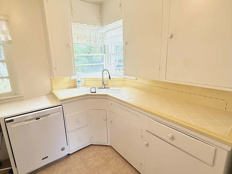 2585 Sierra Blvd — Photo 9