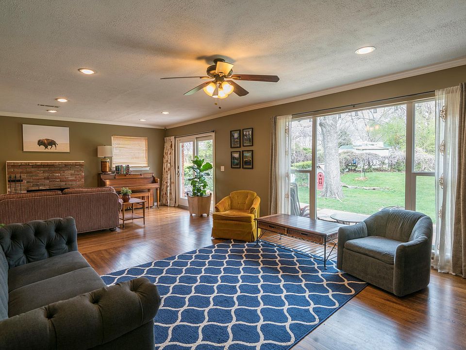 Living Room facing North