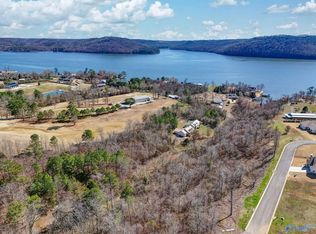 4 Earl Caldwell Dr, Guntersville, AL 35976