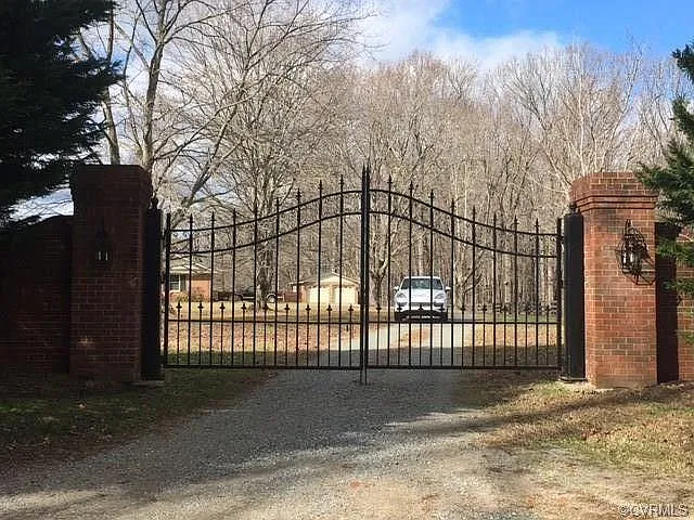 3 bed, 2.5 bath, 2420 sqft, $2,600 — Photo 3