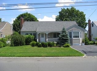 115 Deer Lake Dr, North Babylon, NY 11703