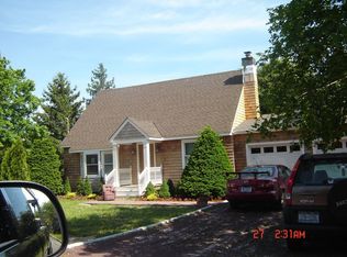 7 Trout Brook Ln, Riverhead, NY 11901
