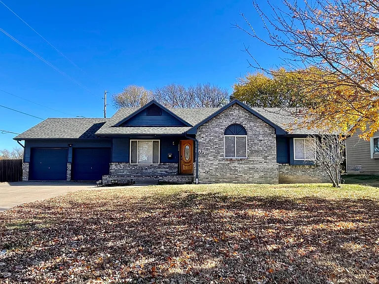 2124 N Ridgewood Dr — Photo 1