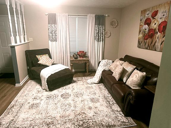 4th image of 387 Catalpa Ave #1