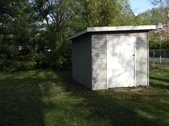3rd image of 203 S Travelstead Ln