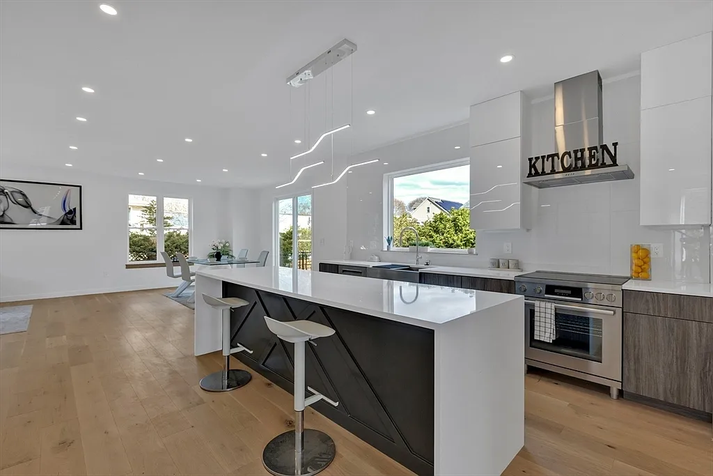 5 bed, 4.5 bath, 4400 sqft, $7,300 — Photo 3