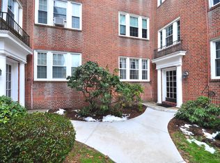 21 Robin Rd APT C2, West Hartford, CT 06119