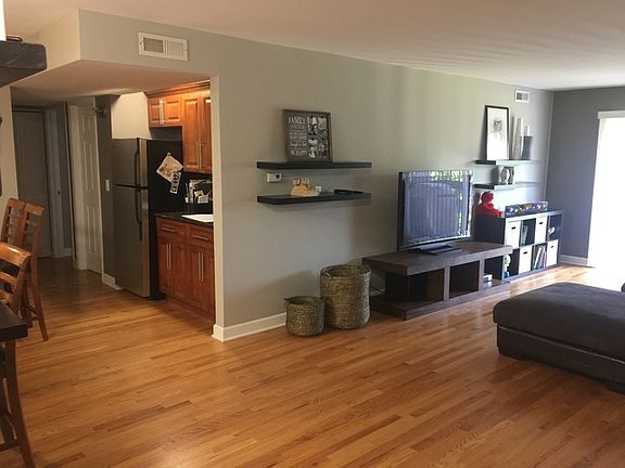 3rd image of 16W555 Mockingbird Ln APT 202