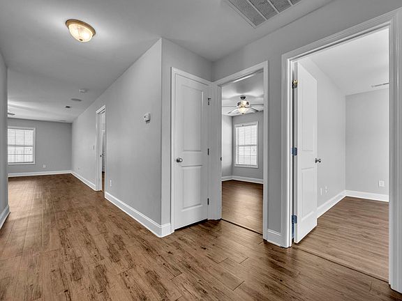 4th image of 2929 Phelan Cir SE
