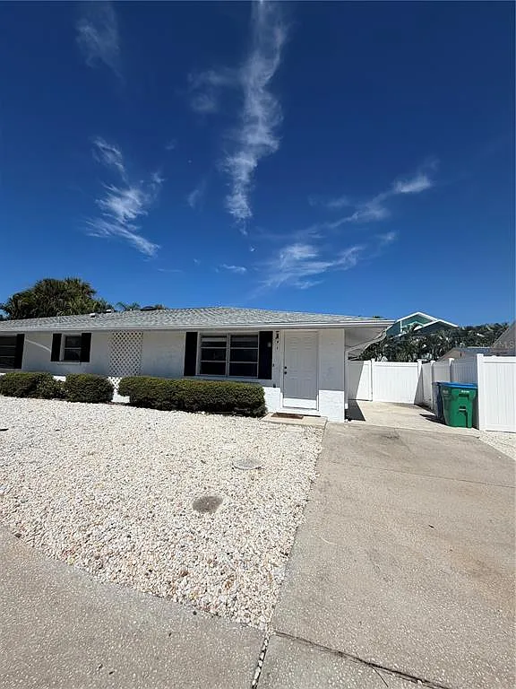 3 bed, 2.0 bath, 2061 sqft, $2,600 — Photo 1