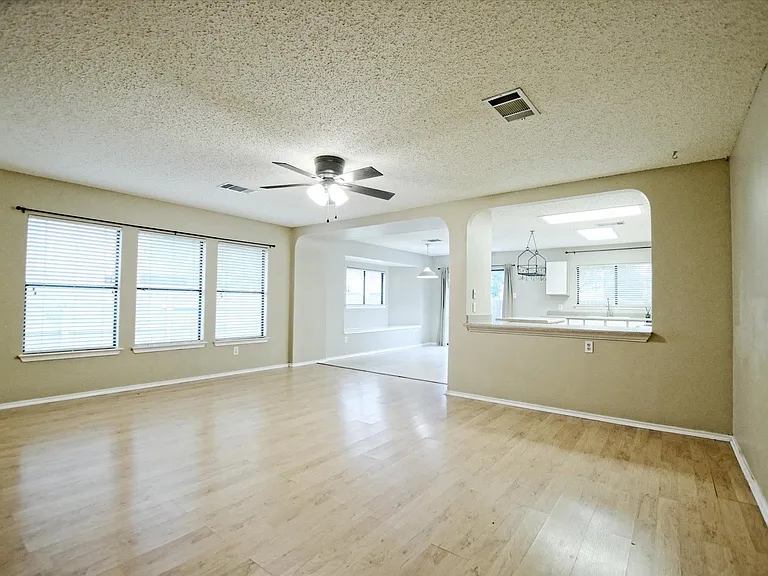 1353 Lakeside Loop — Photo 2