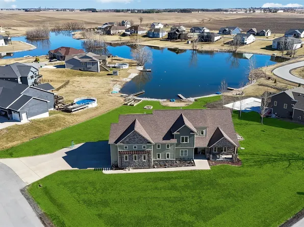 110 Lake Shore Dr, Dallas Center, IA 50063