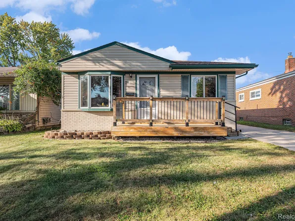 22715 Lake Dr, Saint Clair Shores, MI 48082