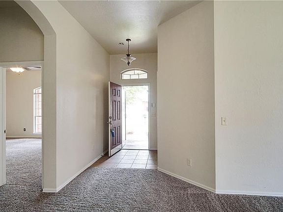 5th image of 909 Oak Creek Dr